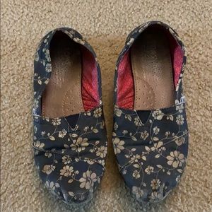 Black Toms with flowers